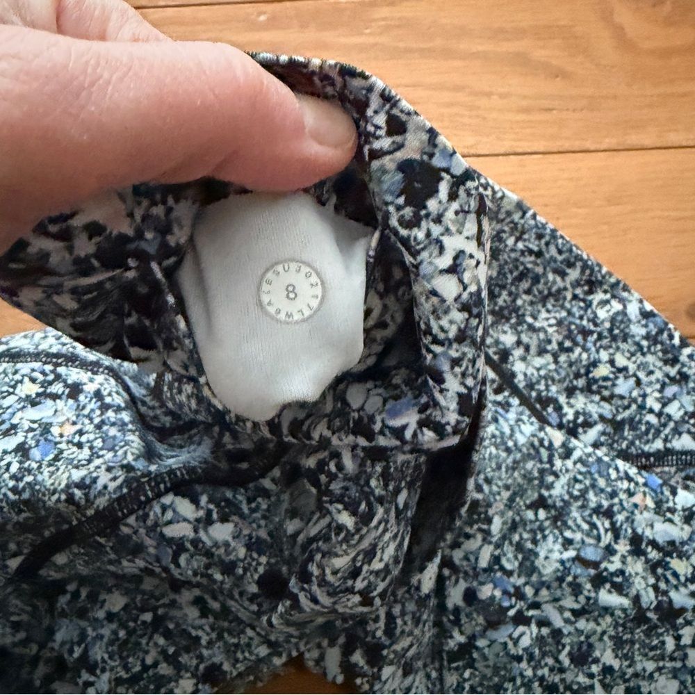 Lululemon Chase Me Crop SW Leggings Seawheeze Pattern Size 8 High Rise Cropped - Picture 4 of 11